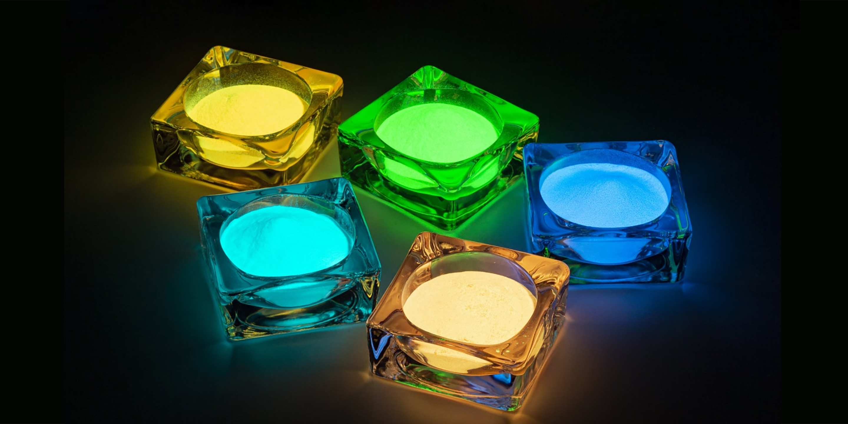 蓄光・蓄光顔料　光を蓄え、価値を創る　世界トップクラスの発光力